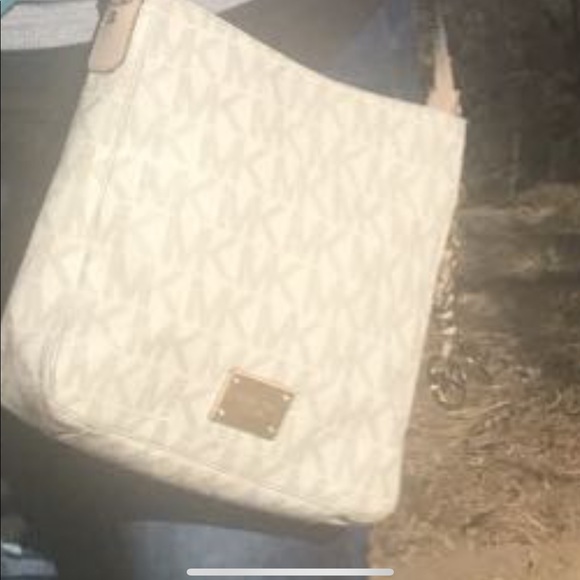 Jet Set Signature Large Crossbody Bag - Picture 2 of 4